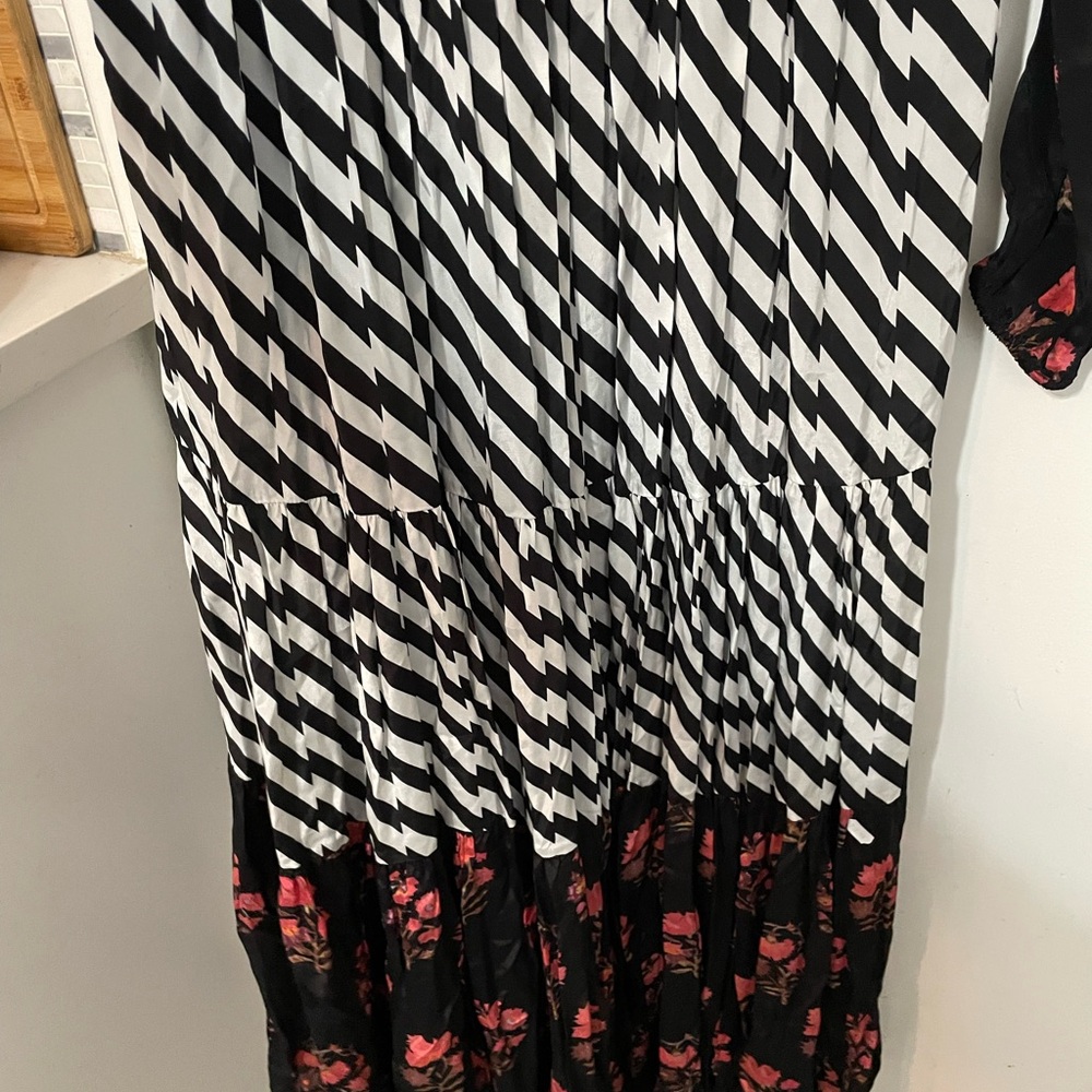 Anthropologie Nikasha Black red floral contrast Stripes Maxi Long
Sleeve dress - Picture 14 of 14
